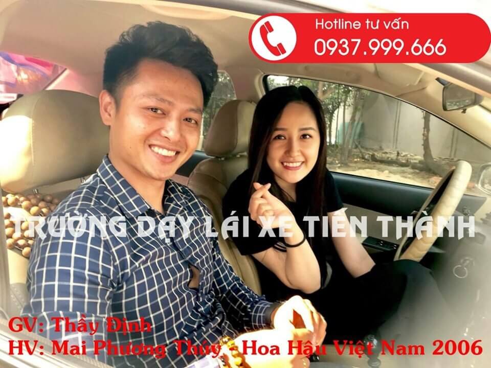 Mai Phương Thuy va Tien Thanh hoc lai xe o to
